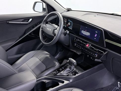 Used 2023 Kia Niro EX image 10