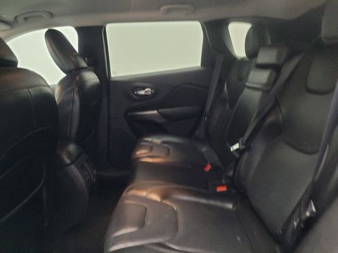 Used 2019 Jeep Cherokee Limited image 18