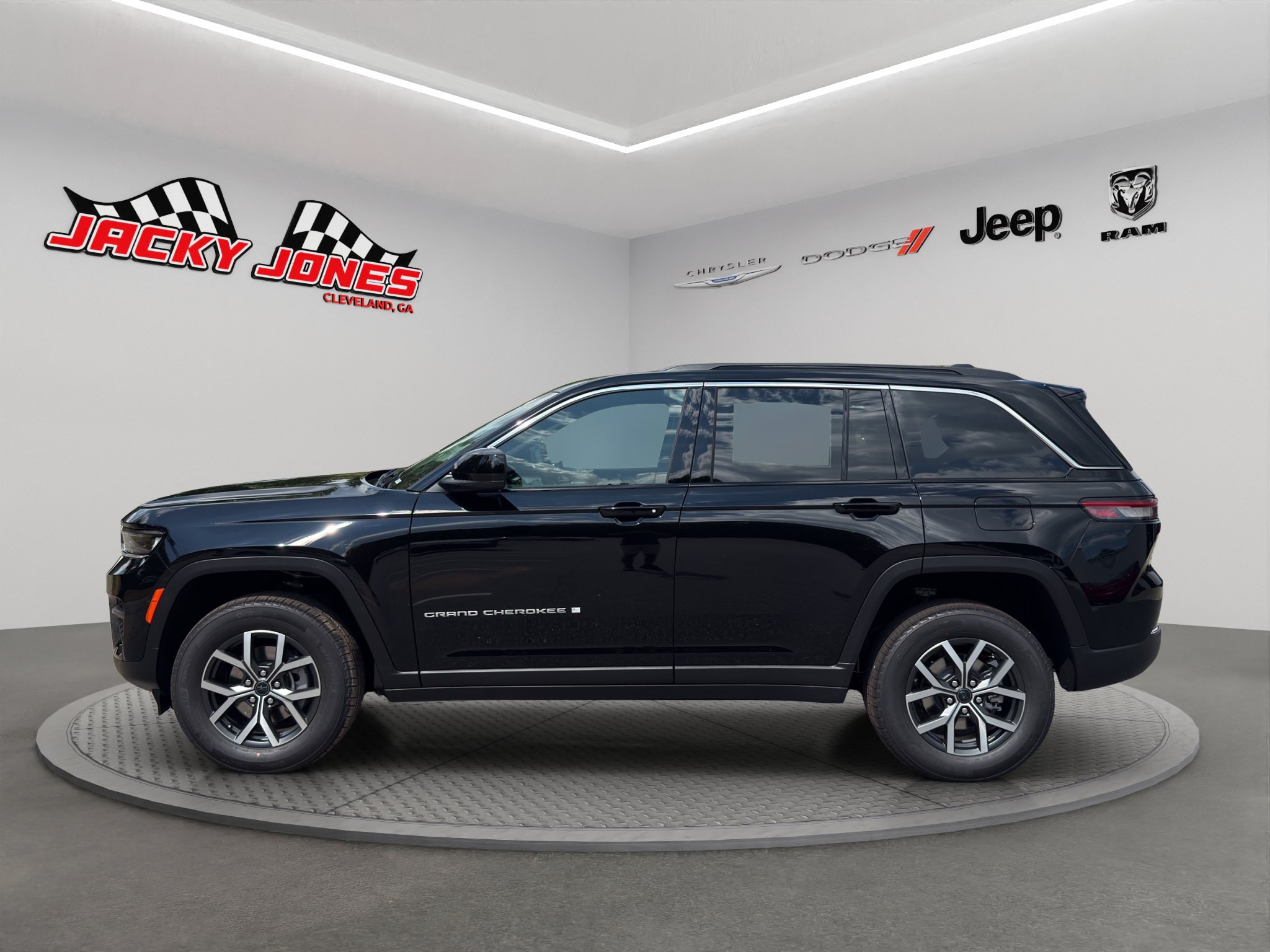 New 2027 Jeep Grand Cherokee Laredo X RWD image 2