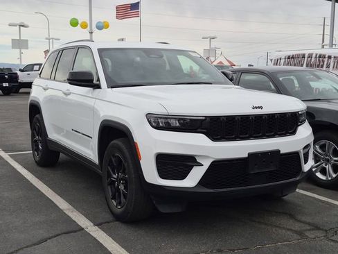 Certified 2024 Jeep Grand Cherokee Altitude image 3