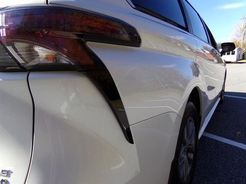 Used 2024 Toyota Sienna XLE image 9