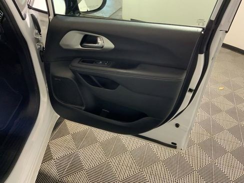 Used 2023 Chrysler Pacifica Limited w/ Uconnect Theater Family Group AWD/4WD image 31