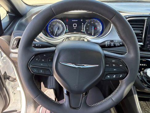Used 2025 Chrysler Pacifica Limited FWD image 12