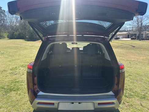 Used 2022 Nissan Pathfinder Platinum w/ Cargo Package image 18