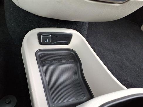 Used 2024 Chrysler Pacifica Touring-L FWD image 32