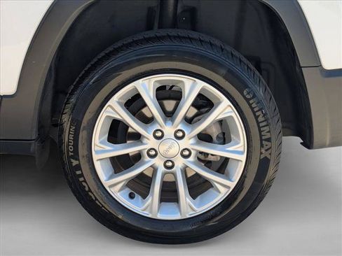 Used 2022 Jeep Cherokee Latitude Lux w/ Sun & Sound Group FWD image 24