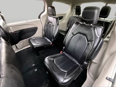 Used 2024 Chrysler Pacifica Touring-L FWD image 20