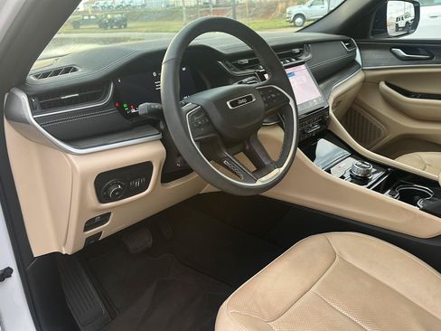 Used 2023 Jeep Grand Cherokee Limited w/ Luxury Tech Group II AWD/4WD image 5
