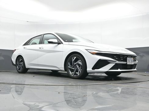 Used 2025 Hyundai Elantra Limited image 47