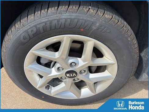 Used 2025 Kia Soul LX w/ LX Technology Package FWD image 1