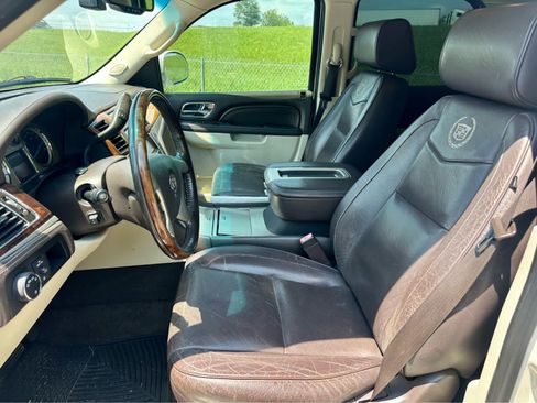 Used 2012 Cadillac Escalade Platinum RWD image 11