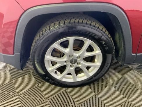 Used 2017 Jeep Cherokee Latitude FWD image 9