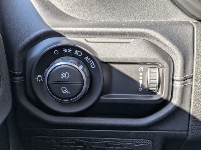 Used 2025 Jeep Gladiator Sport AWD/4WD image 19