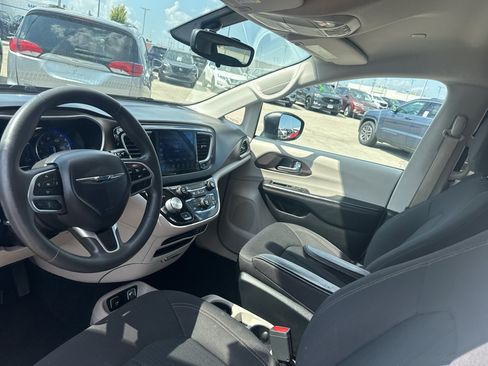 Used 2017 Chrysler Pacifica Touring FWD image 23