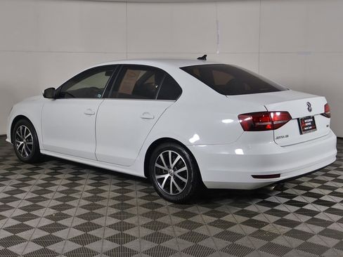 Used 2017 Volkswagen Jetta SE image 8