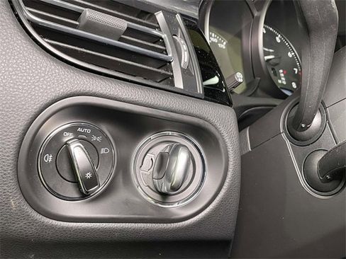 Used 2025 Porsche Macan image 40