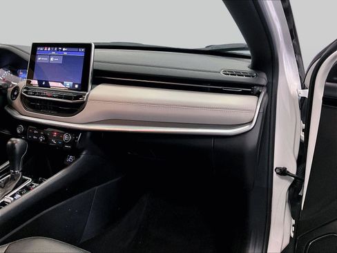 Used 2025 Jeep Compass Limited image 15