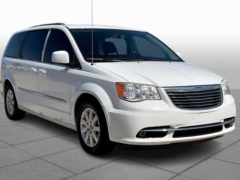 Used 2014 Chrysler Town & Country Touring image 2