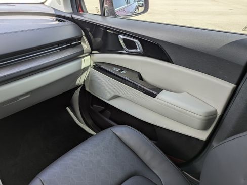 Certified 2024 Kia Carnival EX FWD image 17