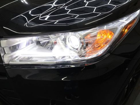 Used 2019 Toyota Highlander XLE AWD/4WD image 26