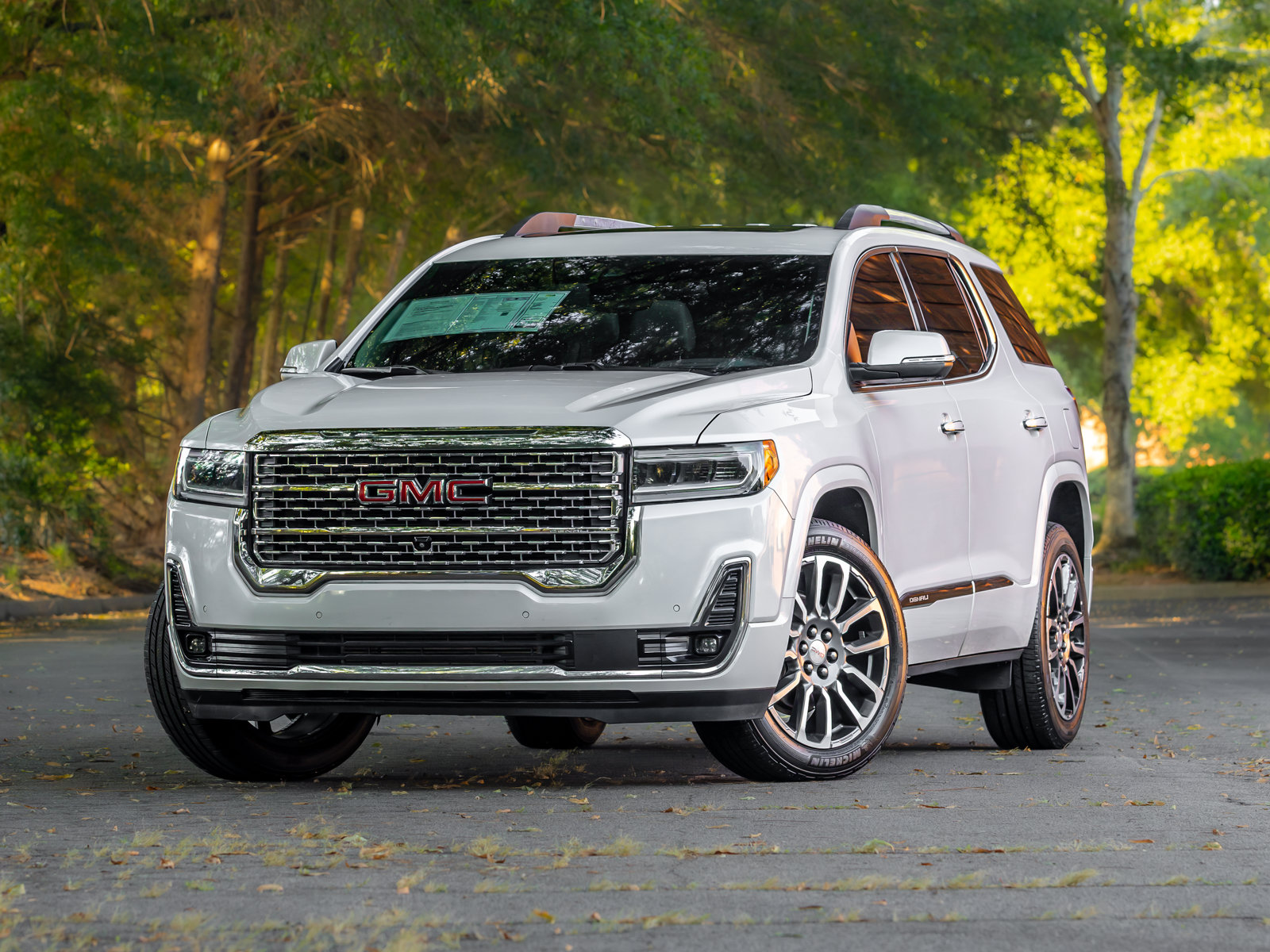 Used 2021 GMC Acadia Denali w/ Denali Technology Package FWD image 2