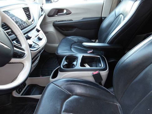 Used 2018 Chrysler Pacifica Limited FWD image 21