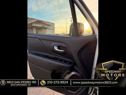 Used 2023 Jeep Renegade Latitude AWD/4WD image 17