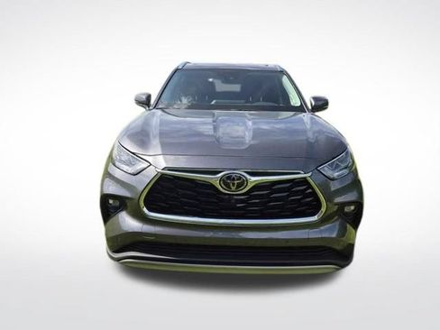Used 2022 Toyota Highlander Platinum AWD/4WD image 2
