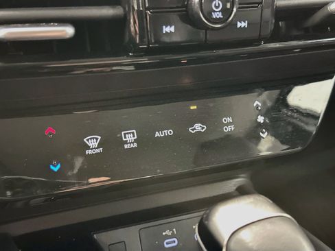 Used 2025 Nissan Kicks SR AWD/4WD image 23
