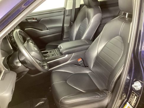 Used 2022 Toyota Highlander XLE AWD/4WD image 12