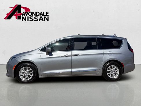 Used 2020 Chrysler Pacifica Touring-L FWD image 2