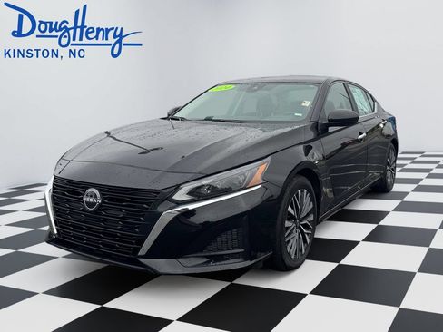 Used 2024 Nissan Altima 2.5 SV FWD image 1