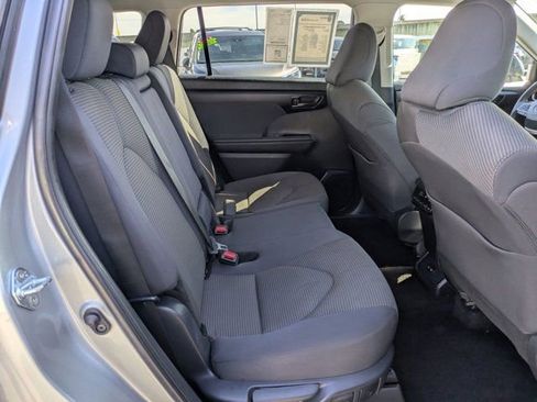 Used 2025 Toyota Highlander LE image 7