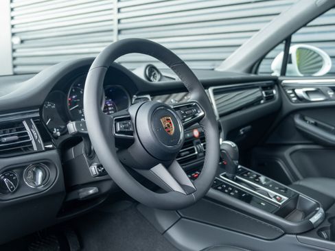 Certified 2026 Porsche Macan image 4