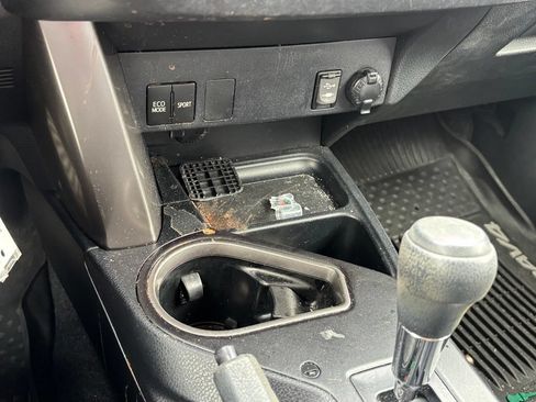 Used 2018 Toyota RAV4 LE FWD image 11