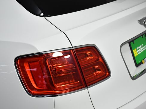 Used 2017 Bentley Bentayga image 34