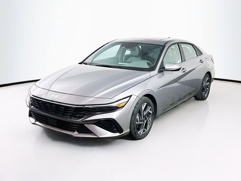 Used 2025 Hyundai Elantra SEL FWD image 3