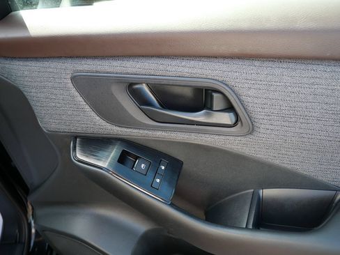 Used 2023 Nissan Rogue S AWD/4WD image 21