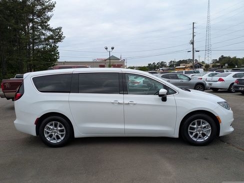 Used 2023 Chrysler Voyager LX FWD image 3