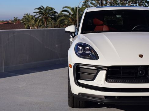Certified 2025 Porsche Macan image 12