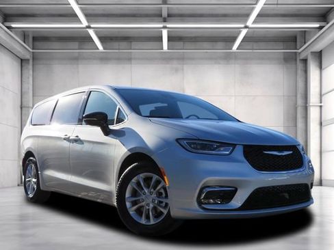New 2026 Chrysler Pacifica Select image 1