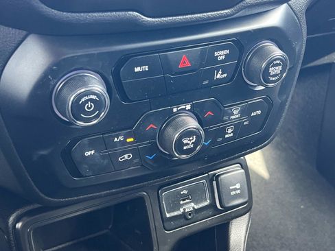 Used 2021 Jeep Renegade Latitude image 16