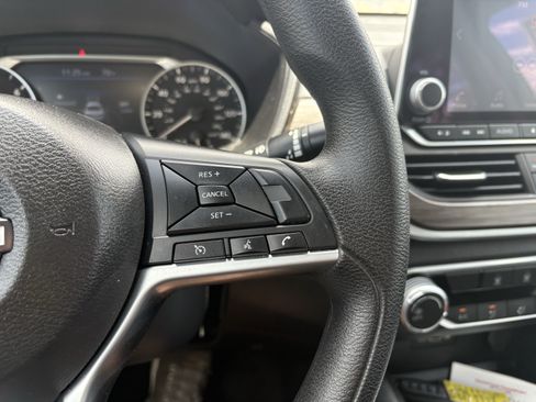 Used 2025 Nissan Altima 2.5 SV FWD image 19