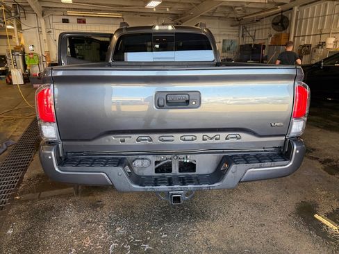 Used 2021 Toyota Tacoma TRD Off-Road w/ Technology Package image 18