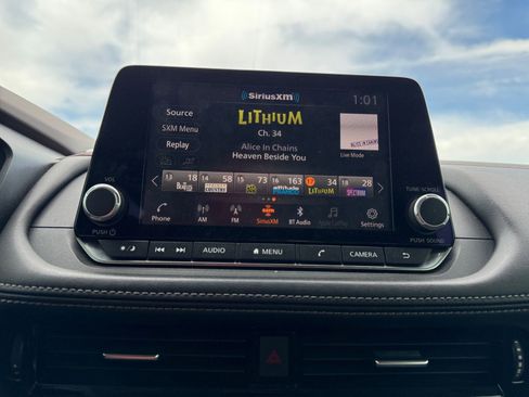 Used 2021 Nissan Rogue SV image 11