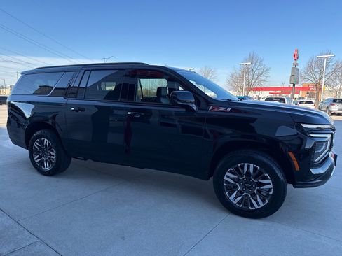 Used 2025 Chevrolet Suburban Z71 image 5