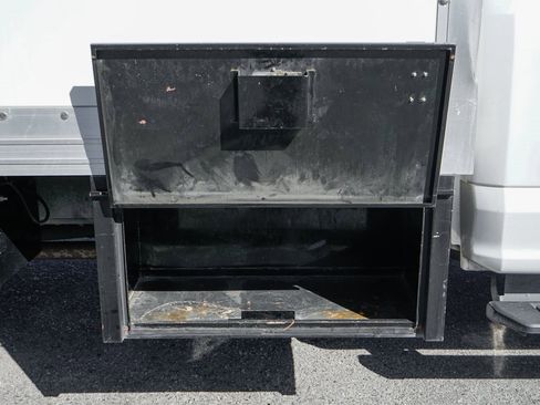 Used 2017 Ford F550 2WD Regular Cab Super Duty image 18