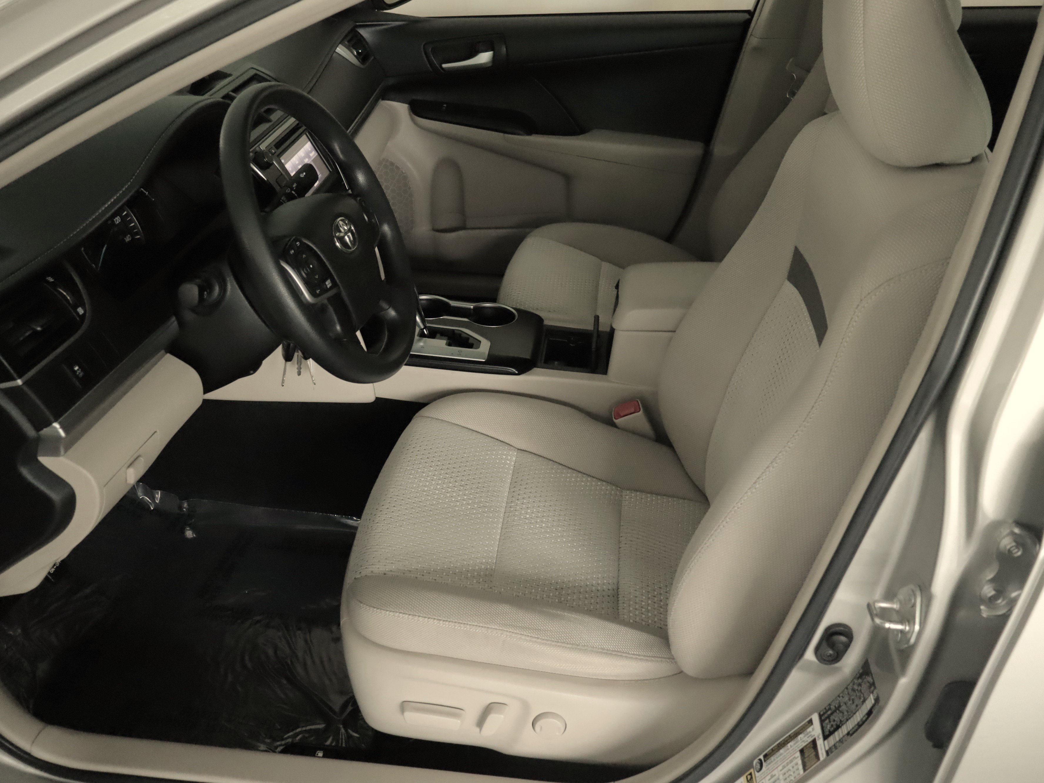 Used 2014 Toyota Camry LE FWD image 7