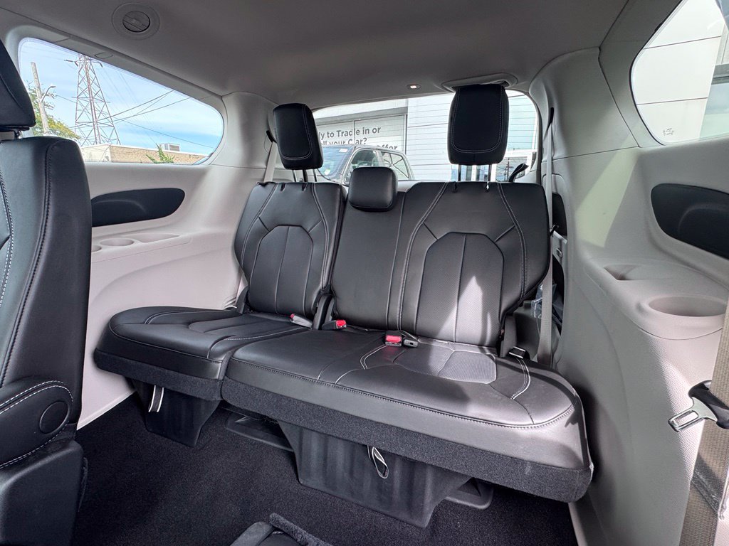 Used 2023 Chrysler Pacifica Touring-L FWD image 20