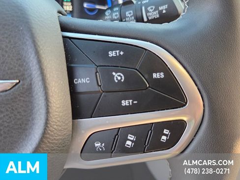 Used 2024 Chrysler Pacifica Select image 19